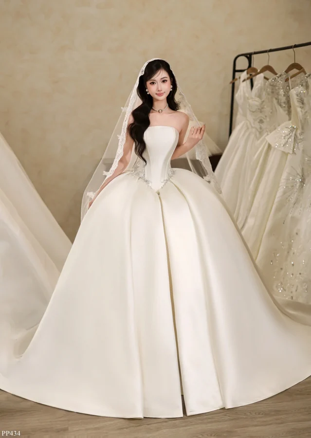 Váy cưới PP434 với thân corset eo nhọn và tùng satin xoè