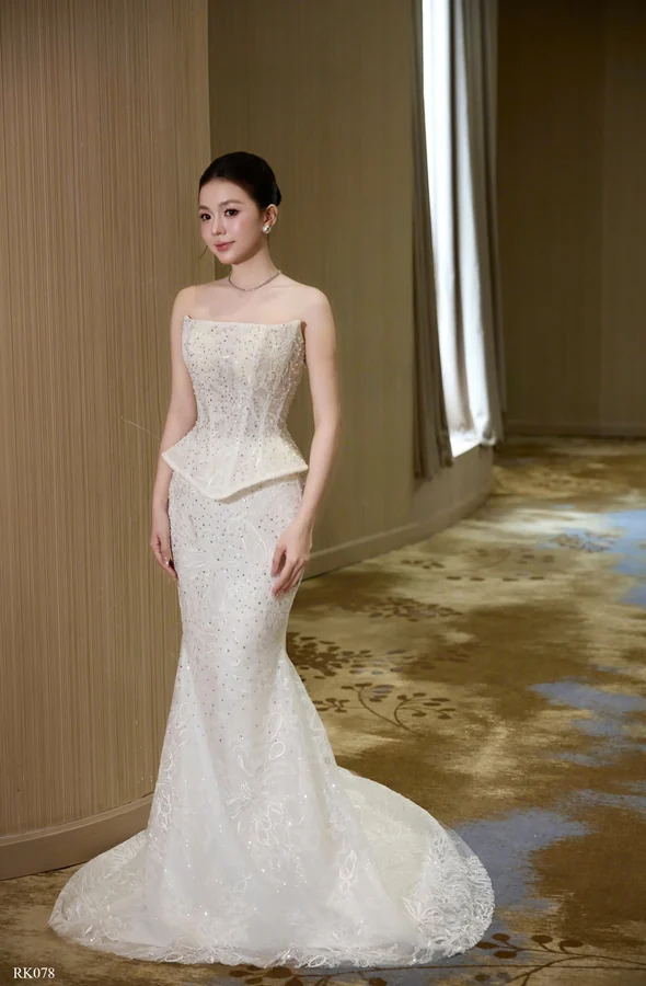 Váy ren dáng ôm corset — toàn thân với thân corset và đuôi váy xòe nhẹ